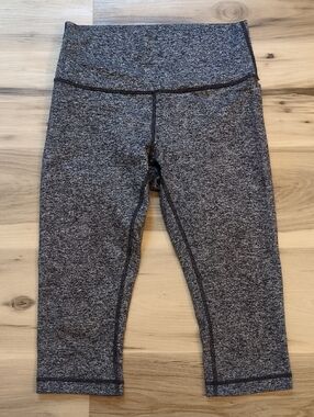 EUC Lululemon Wonder Under HR 1/2 Tight Size 8